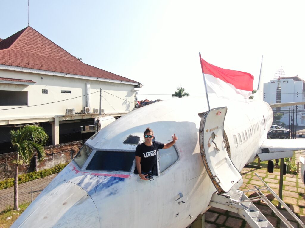 avión abandonado bali cerca de Denpasar 